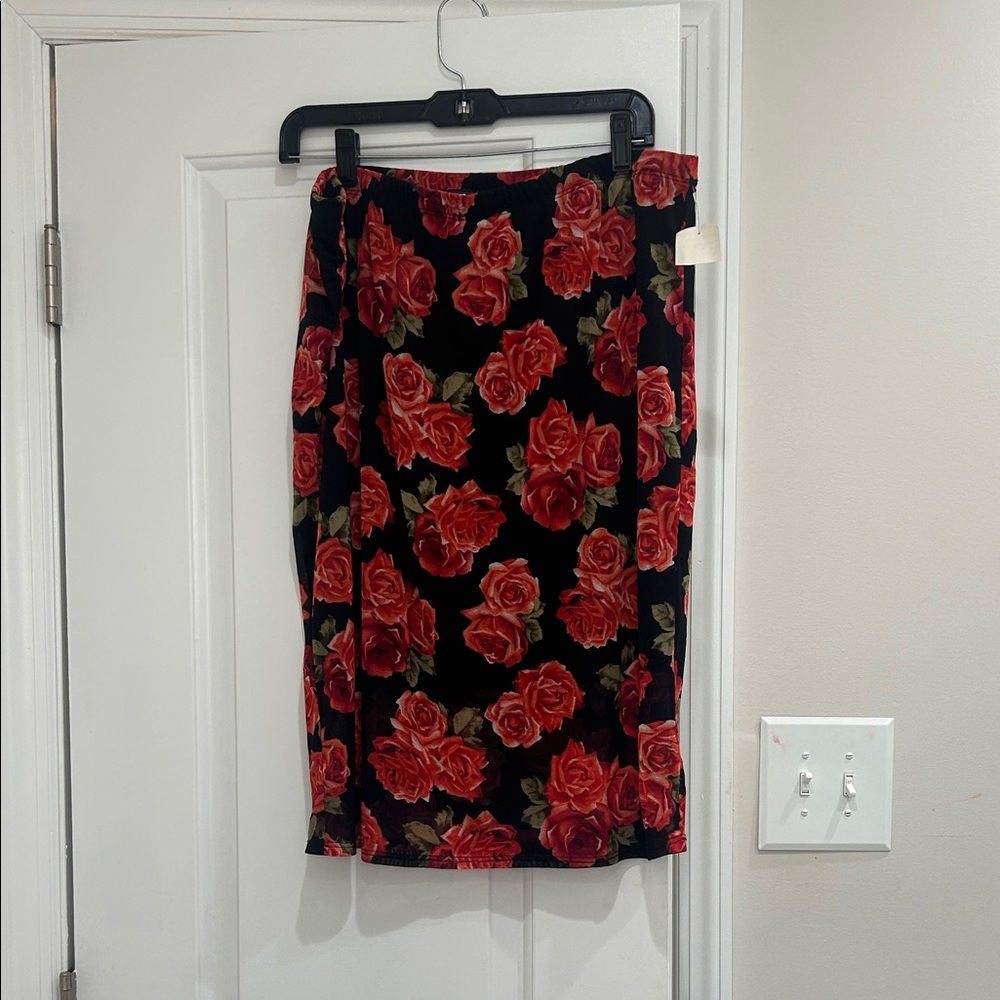 Chic Floral Pencil Skirt in Black and Red